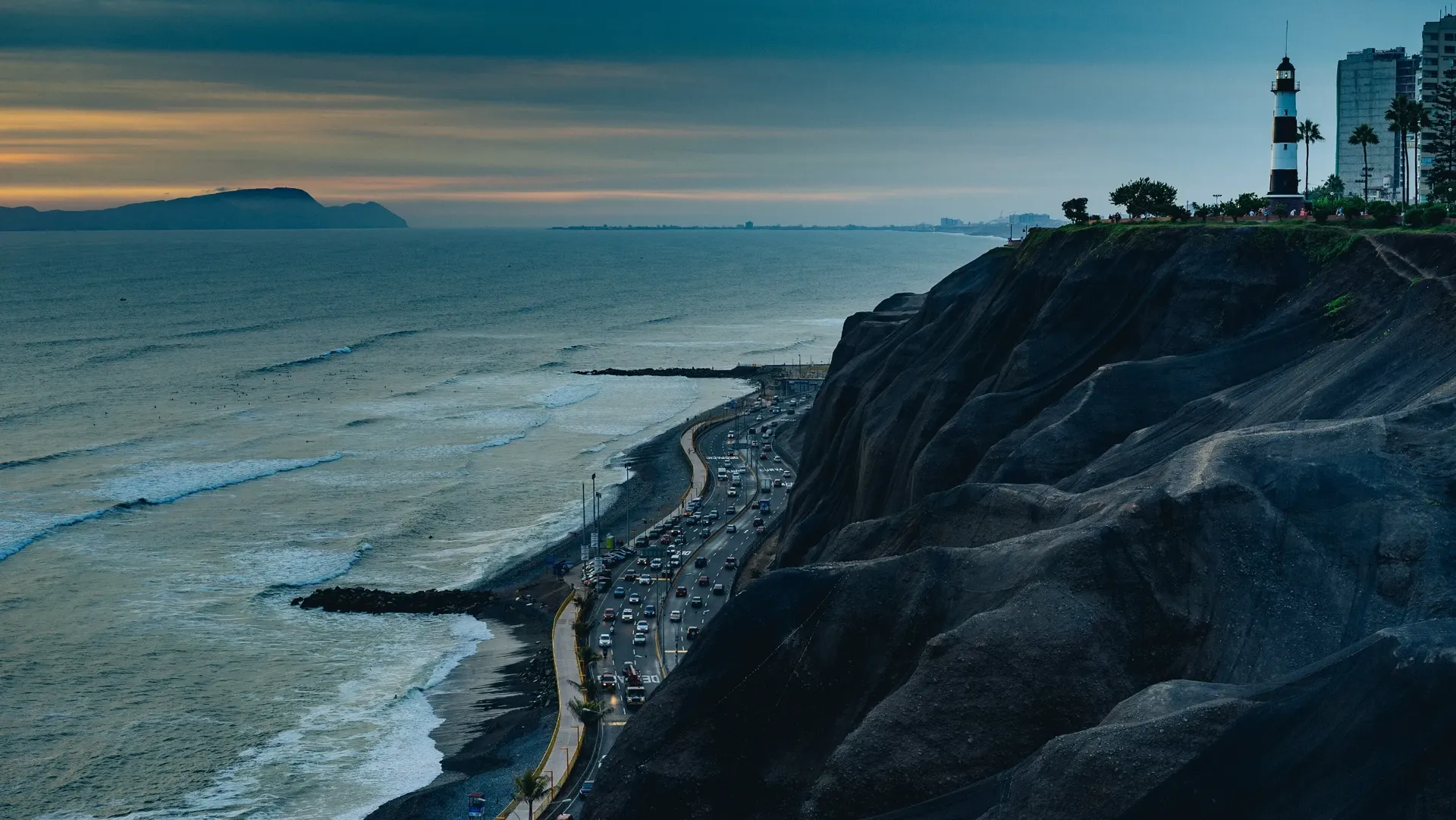 Acantilados de la Costa Verde y Faro de La Marina, Miraflores, Lima